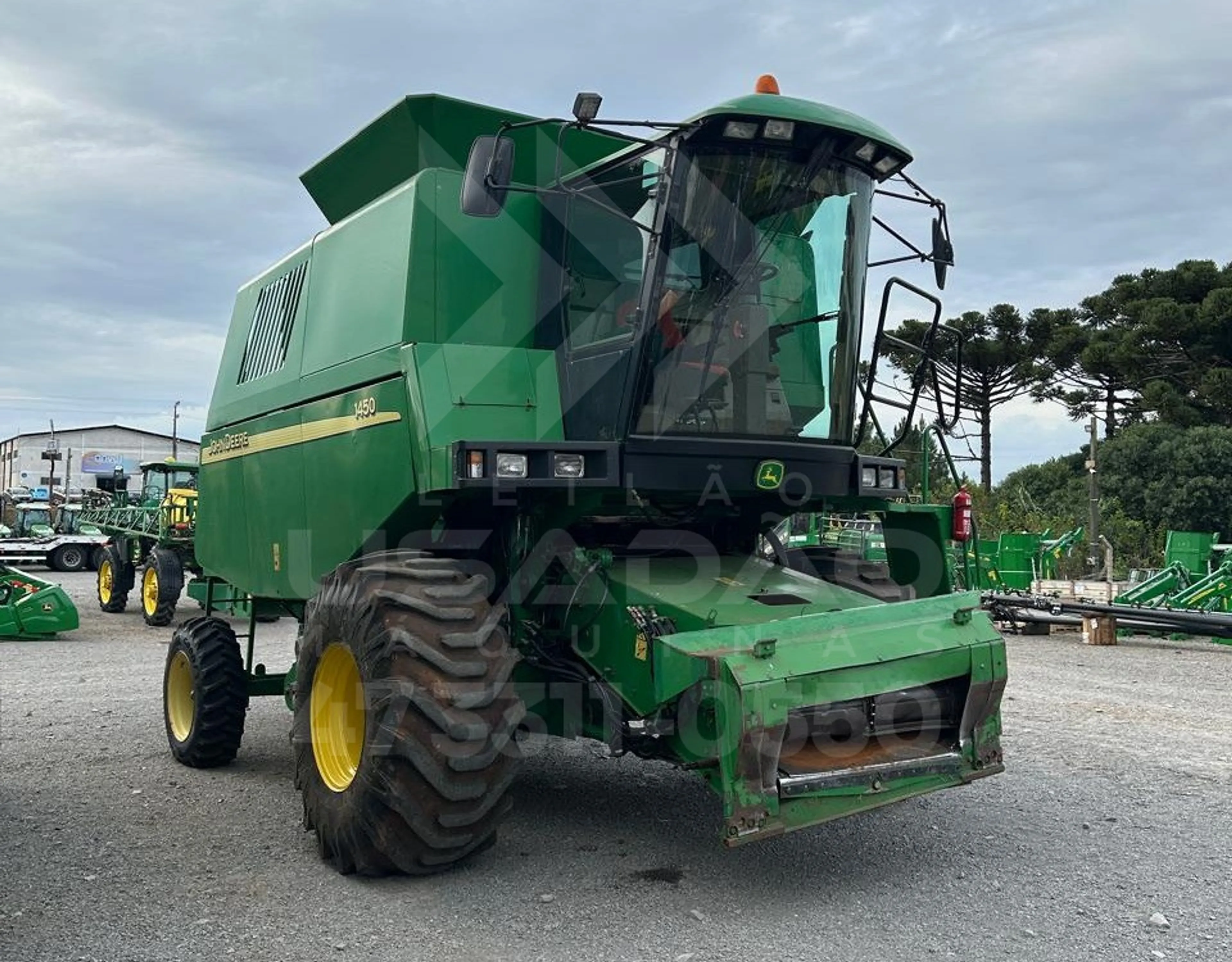 COLHEITADEIRA JOHN DEERE 1450 COM PLATAFORMA 19 PÉS LOTE 109713