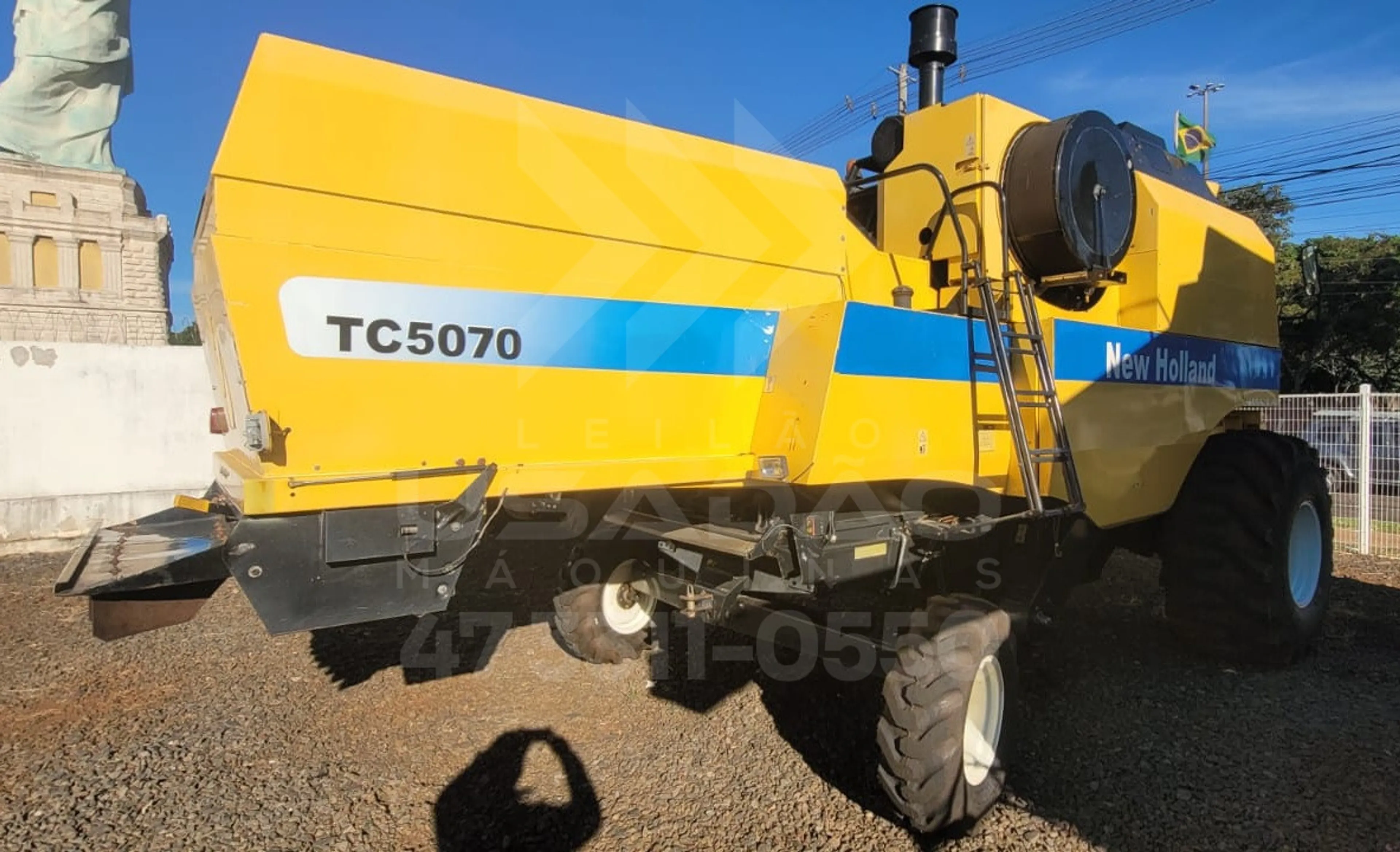 COLHEITADEIRA NEW HOLLAND TC 5070 COM PLATAFORMA 15 PÉS + PLATAFORMA DE MILHO LOTE 109710